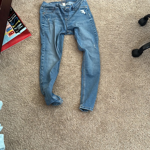 I am selling clothes that people want. - Picture 9 of 12